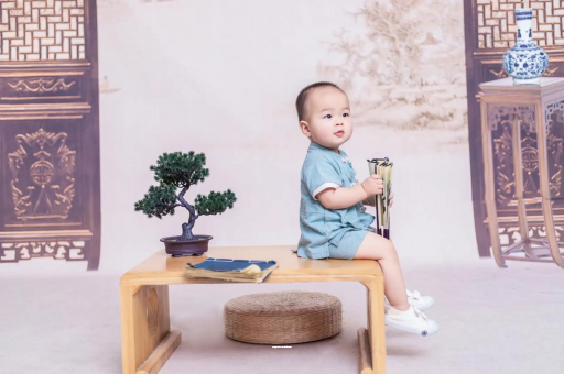 乐平宝宝边吃奶边挣扎烦躁